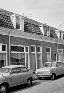 57841 Gezicht op de voorgevels van de huizen Harpstraat 18 - 20 te Utrecht.